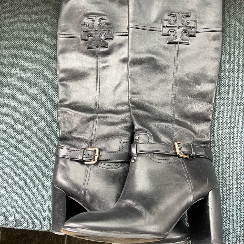 Gorgeous size 10M Tory Burch 3.5 inch chunky heel boots in black leather!